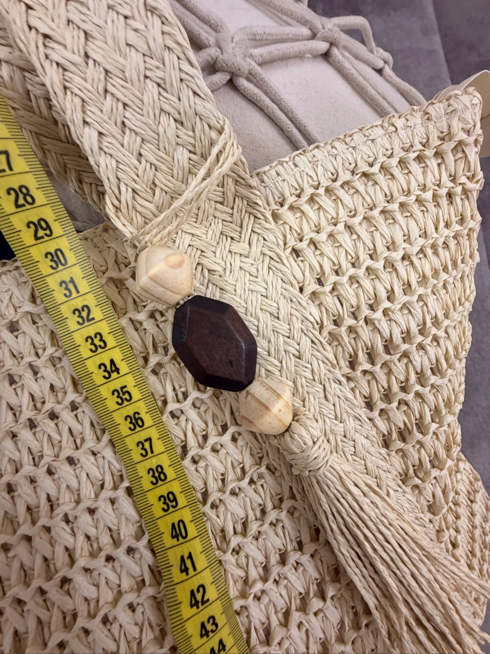 Bohemian raffia beach bag with wooden beads – photo 9